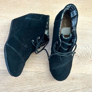 Tom’s suede wedge shoe